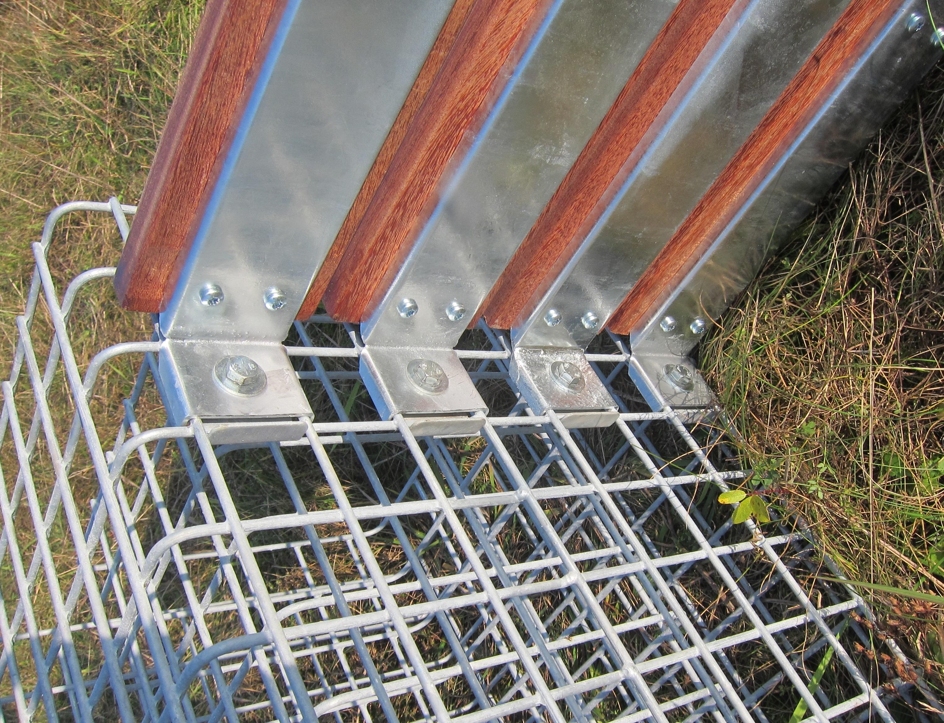 Panchina in gabbioni con 3 colonne di fiori - legno di Cumaru, 205 cm di lunghezza x 60 cm di altezza x 37 cm di profondità, zincato a caldo, MW 5 x 5 cm