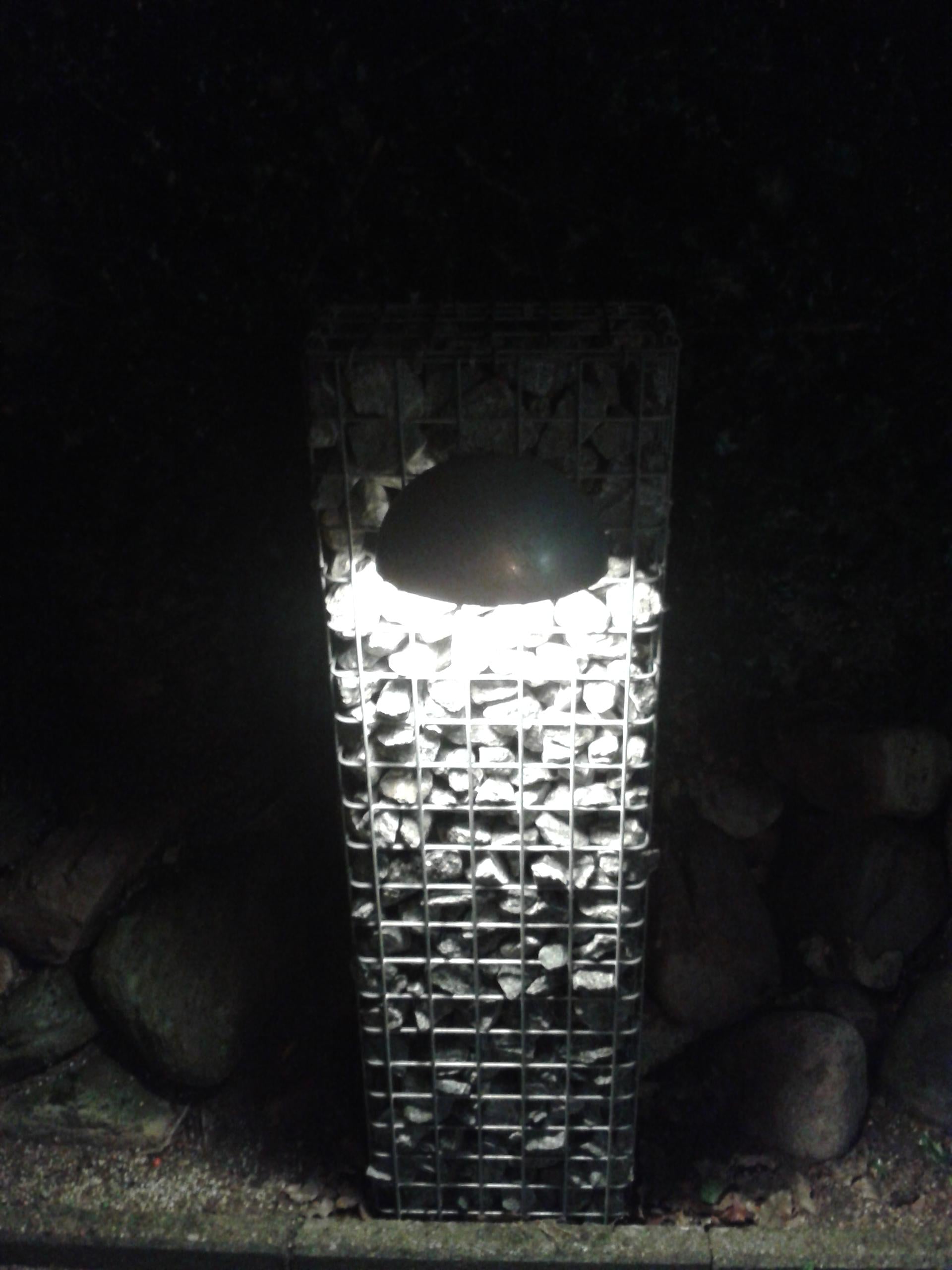 Luminária preta com suporte