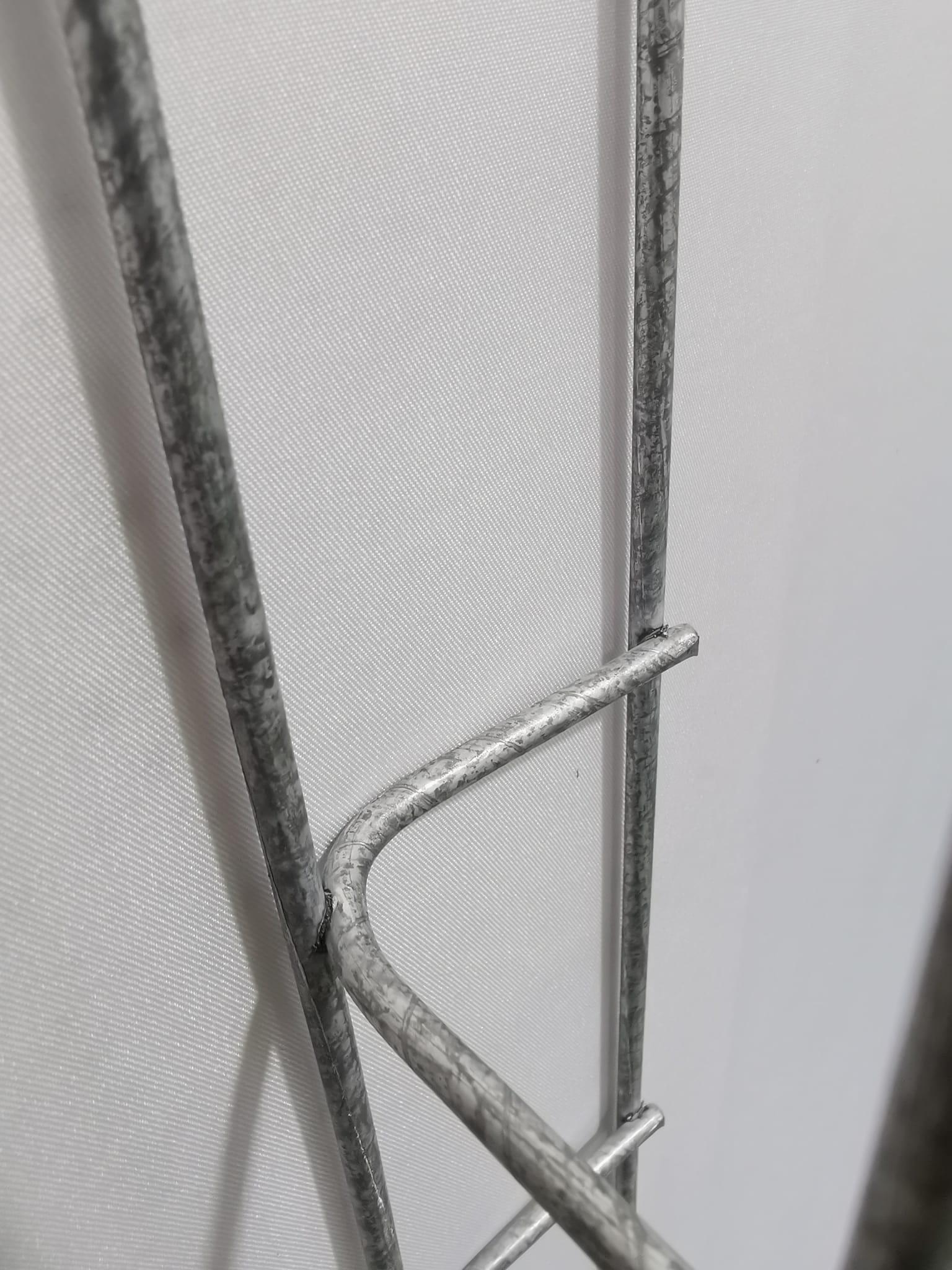 Longitud de la canaleta 29 cm, profundidad 5 cm, luz de malla 5 x 10 cm