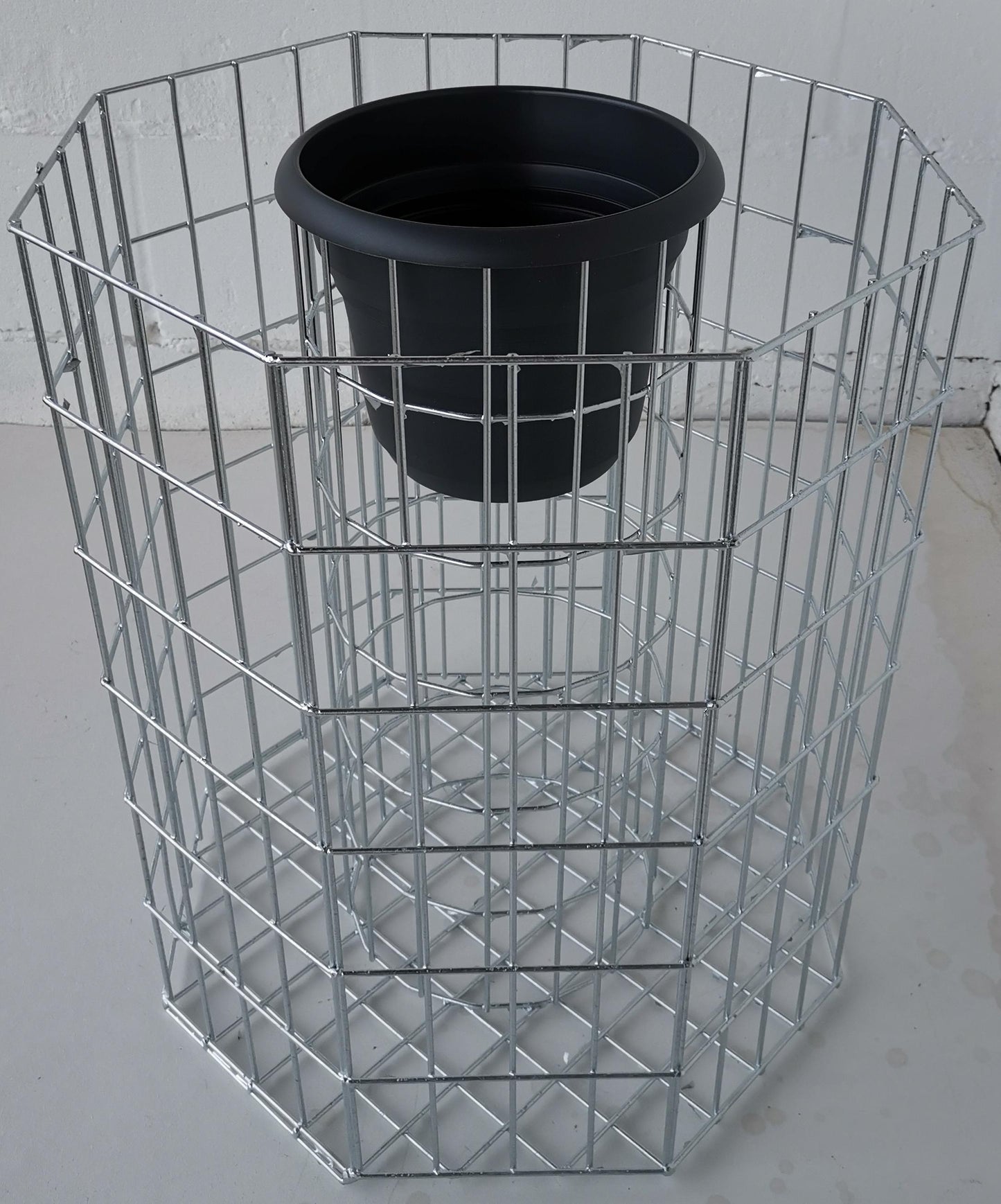 Coluna de flores octogonal, altura 62 cm, malha 5 x 10 cm, galvanizada a quente incluindo vaso