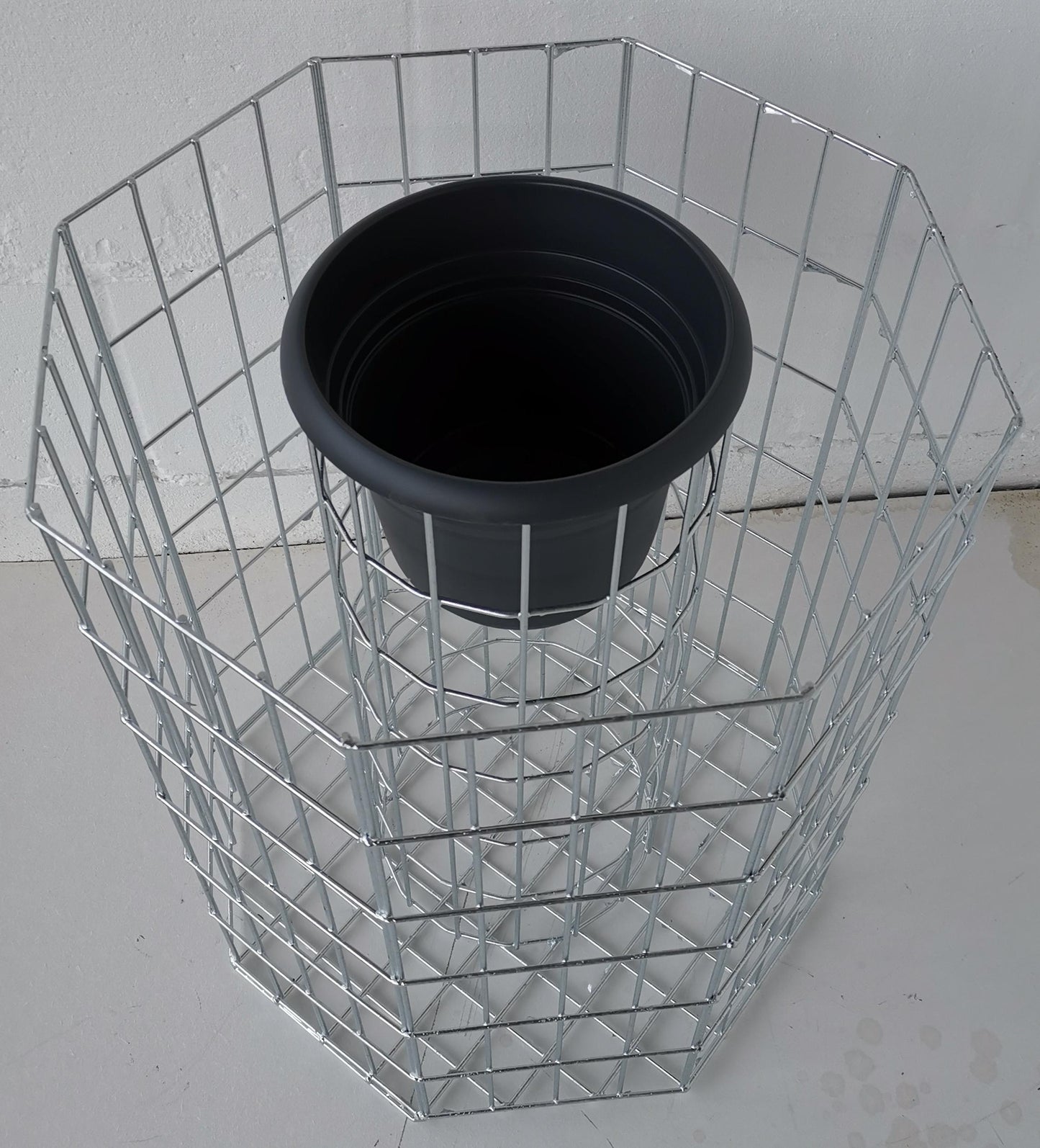 Coluna de flores octogonal, altura 62 cm, malha 5 x 10 cm, galvanizada a quente incluindo vaso