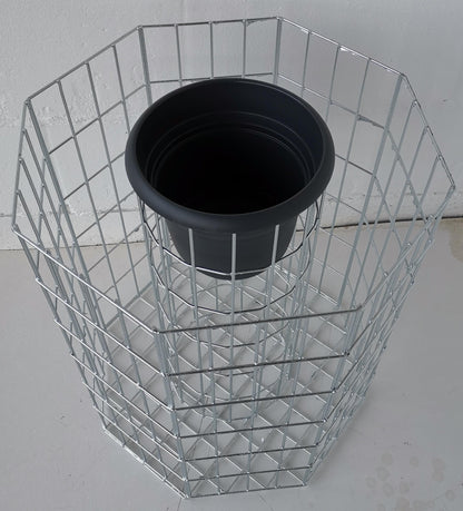 Coluna de flores octogonal, altura 62 cm, malha 5 x 10 cm, galvanizada a quente incluindo vaso