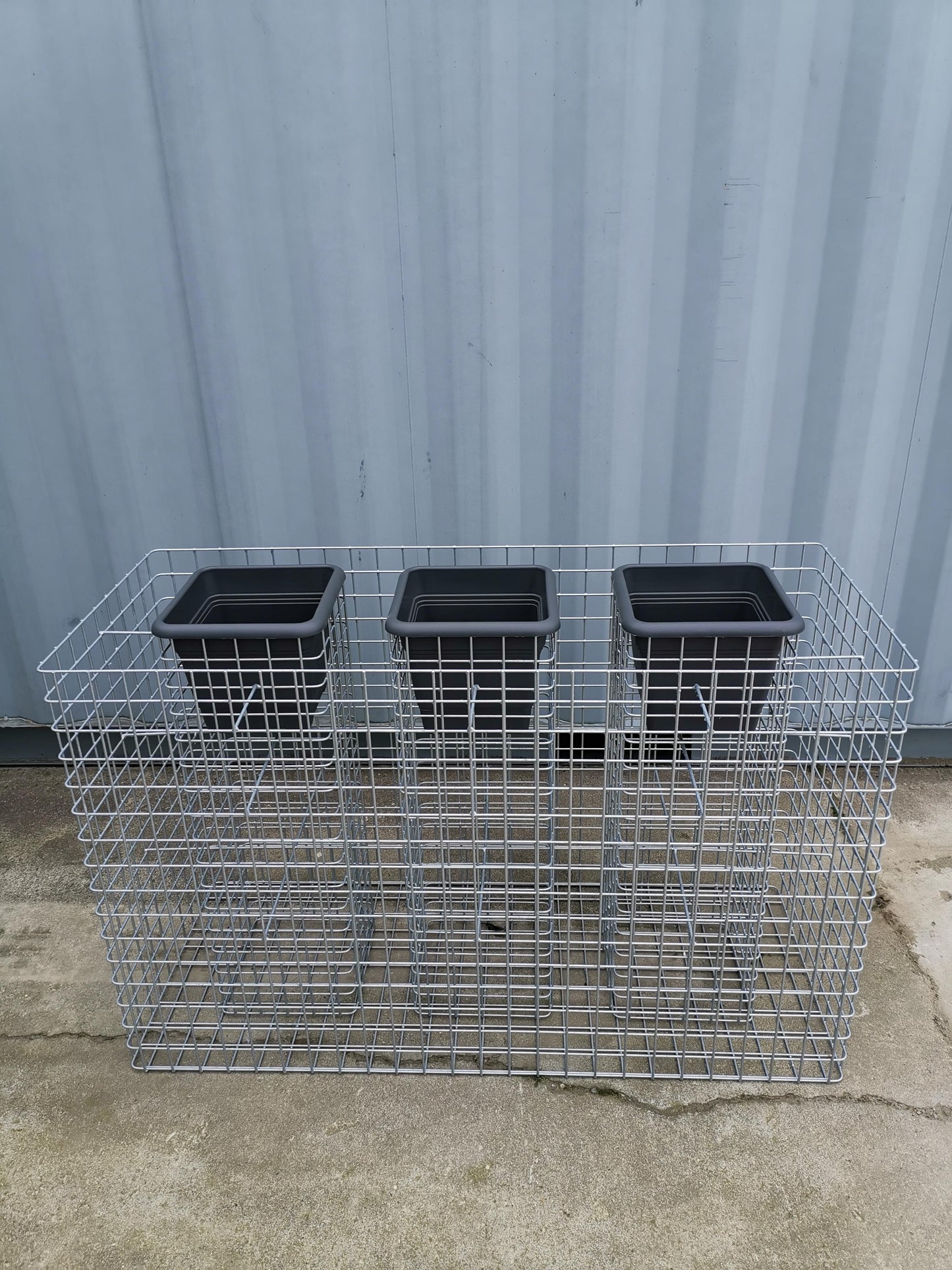 Conjunto de colunas de flores de 3, altura 82 cm, área da base 127 x 52 cm, malha 5 x 5 cm, galvanizado a quente incluindo vaso