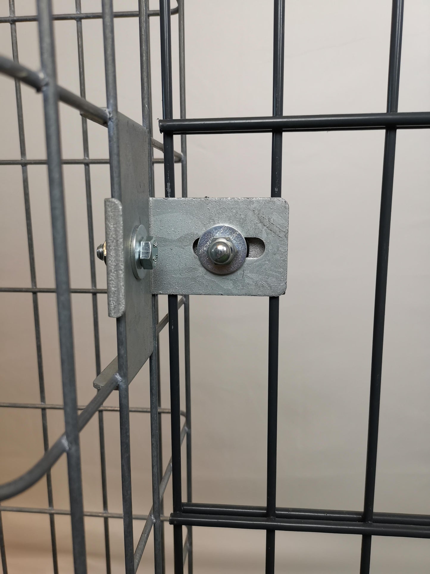 Klemme med hegnsholder 5 x 10 cm, til dobbelt stangmåtte, galvaniseret 