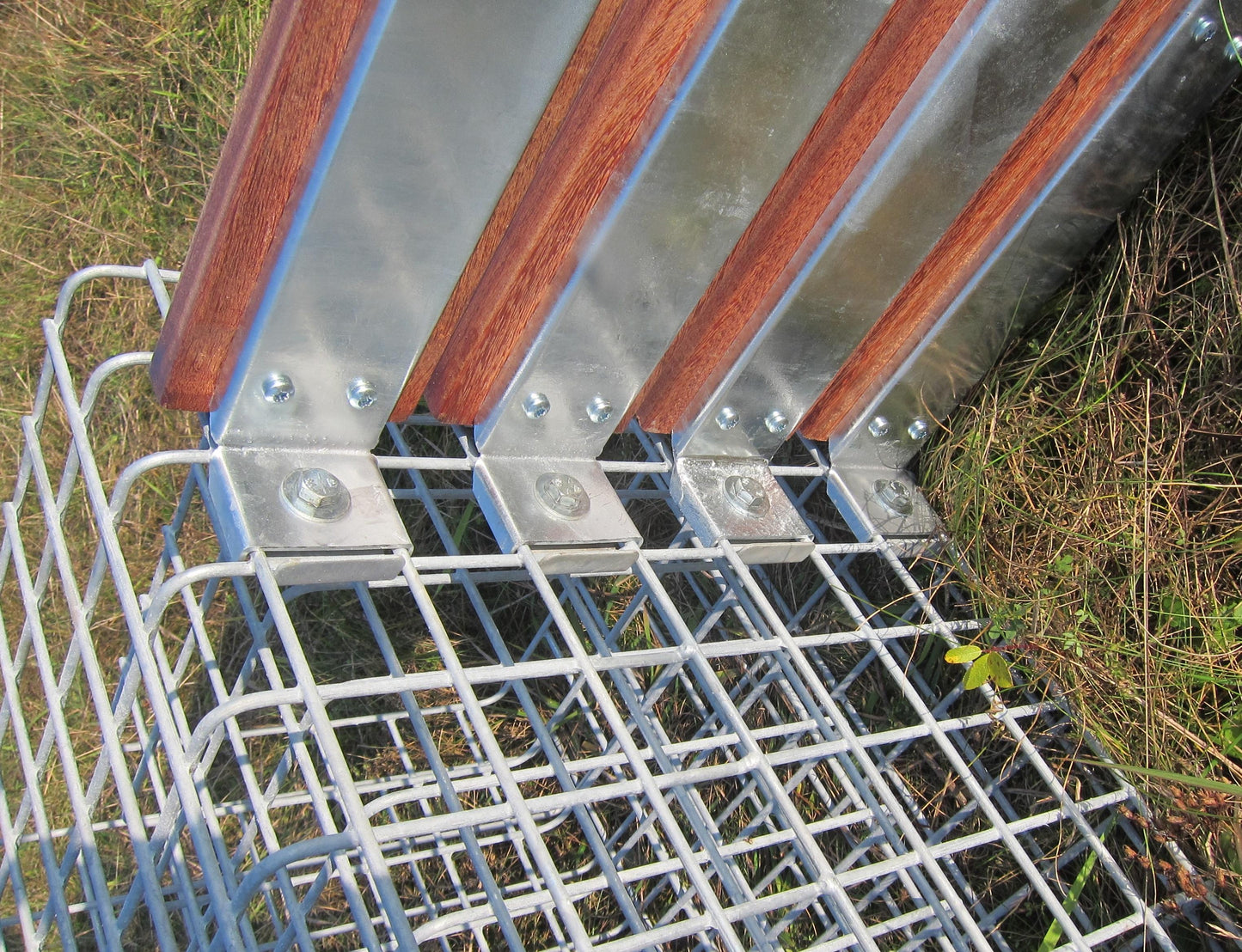 Panchina in gabbioni con 3 colonne di fiori - legno di Cumaru, 205 cm di lunghezza x 60 cm di altezza x 37 cm di profondità, zincato a caldo, MW 5 x 5 cm