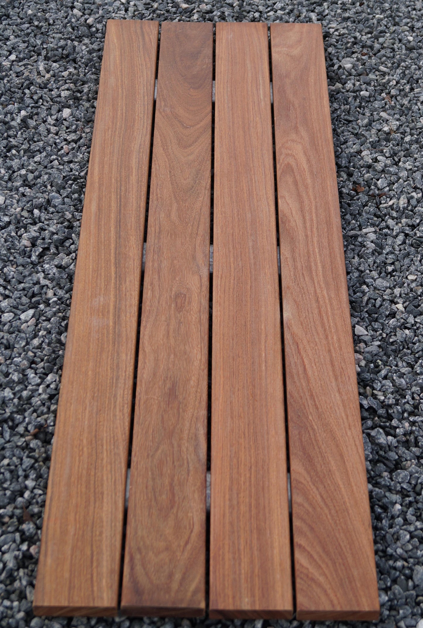 Panchina in gabbioni con legno di Cumaru, 105 x 50 x 30 cm (L x H x P), zincata, MW 5 x 5 cm, con chiusura a spirale