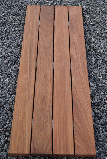 Panchina in gabbioni di legno Cumaru, 115 cm di lunghezza x 50 cm di altezza x 42 cm di profondità, zincata a caldo, MW 5 x 10 cm