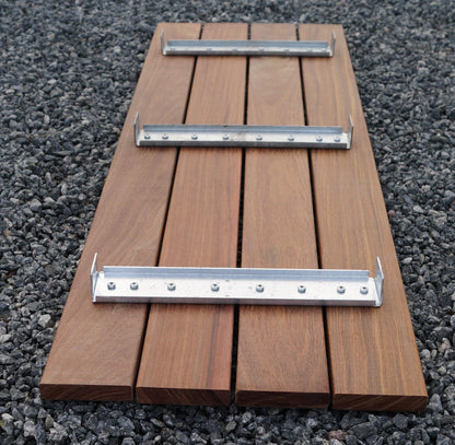 Panchina in gabbioni di legno Cumaru, 115 cm di lunghezza x 50 cm di altezza x 42 cm di profondità, zincata a caldo, MW 5 x 10 cm